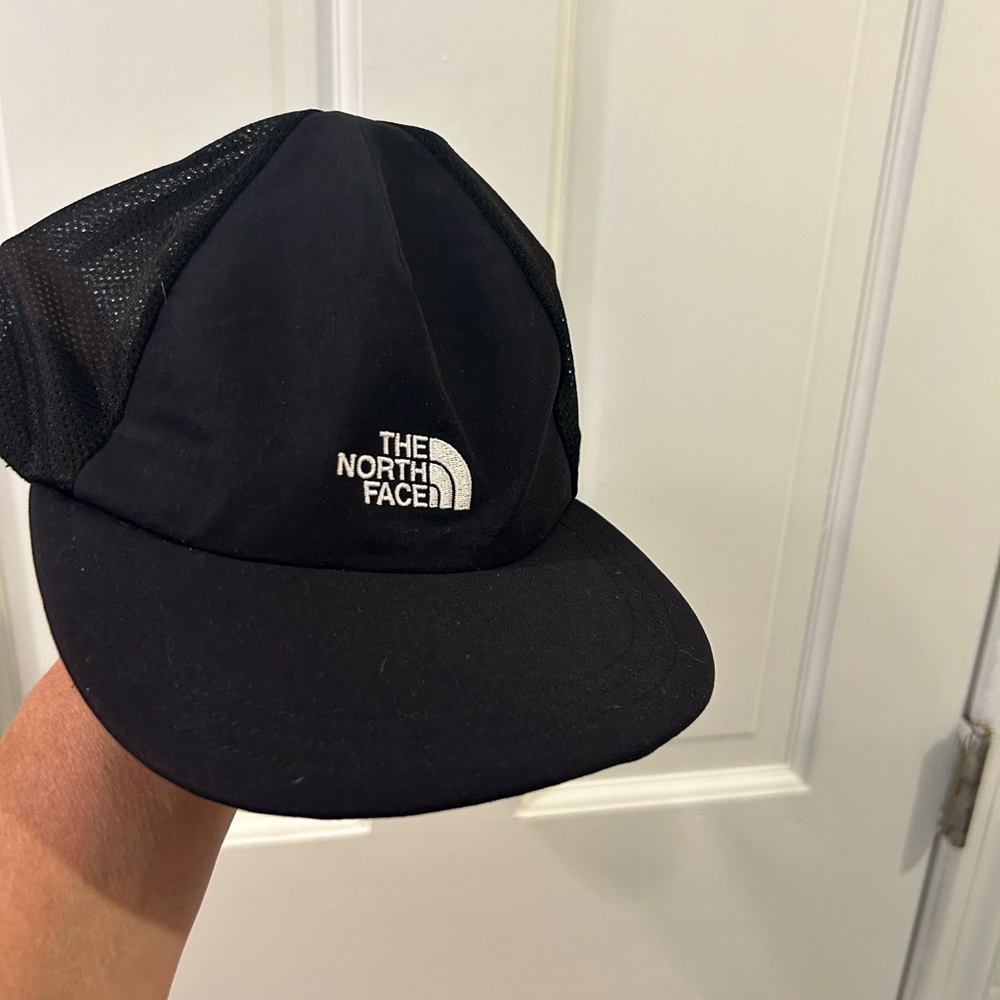 North Face new trucker  hat black/white one size